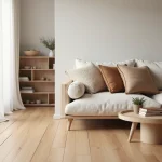 Salon scandinave accueillant avec canapé en lin crème, parquet en chêne clair et étagère minimaliste pour une maison fonctionnelle et chaleureuse